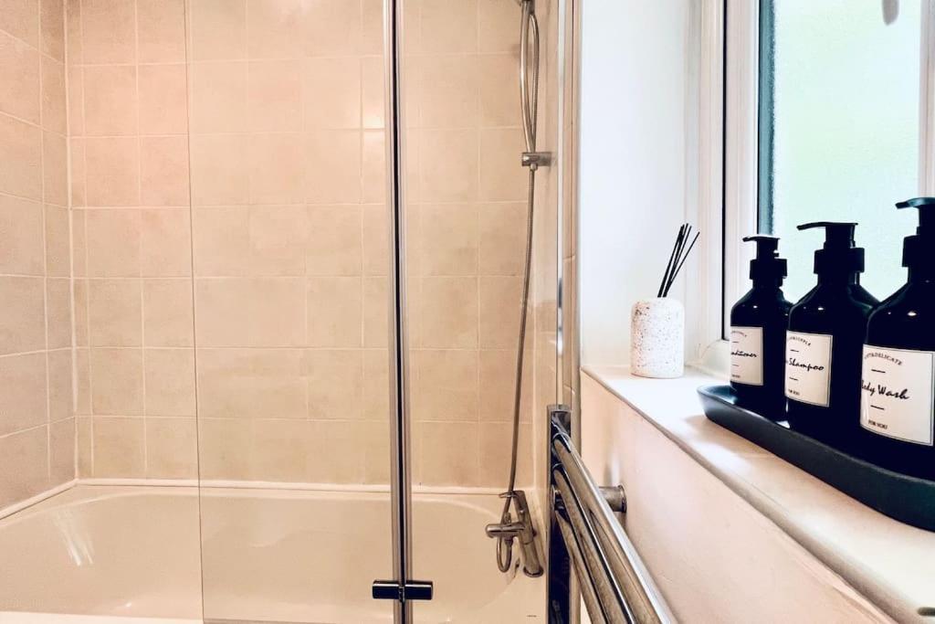 Urban Bliss Stylish Townhouse With Free Parking For A Convenient City Stay Liverpool Esterno foto