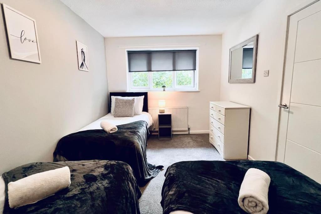 Urban Bliss Stylish Townhouse With Free Parking For A Convenient City Stay Liverpool Esterno foto