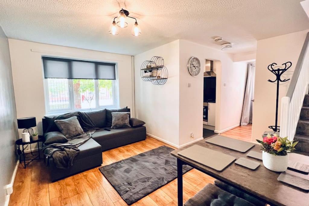 Urban Bliss Stylish Townhouse With Free Parking For A Convenient City Stay Liverpool Esterno foto