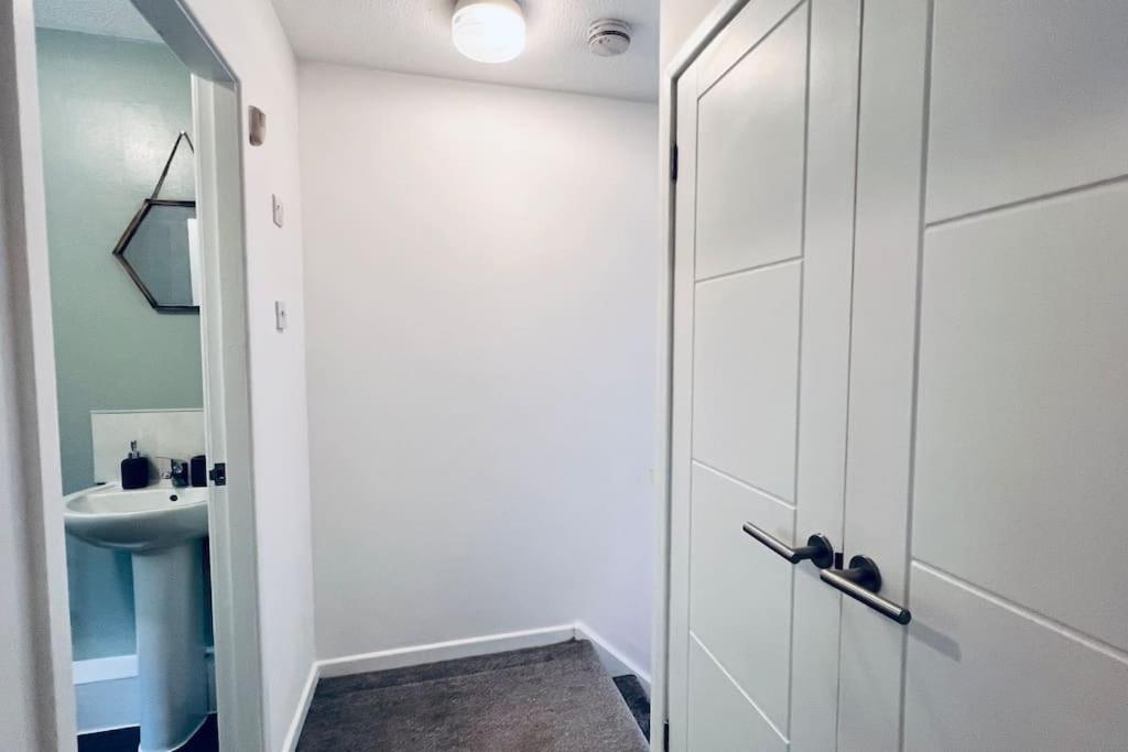 Urban Bliss Stylish Townhouse With Free Parking For A Convenient City Stay Liverpool Esterno foto