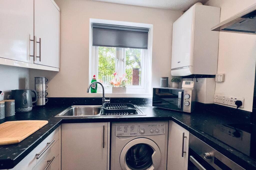 Urban Bliss Stylish Townhouse With Free Parking For A Convenient City Stay Liverpool Esterno foto
