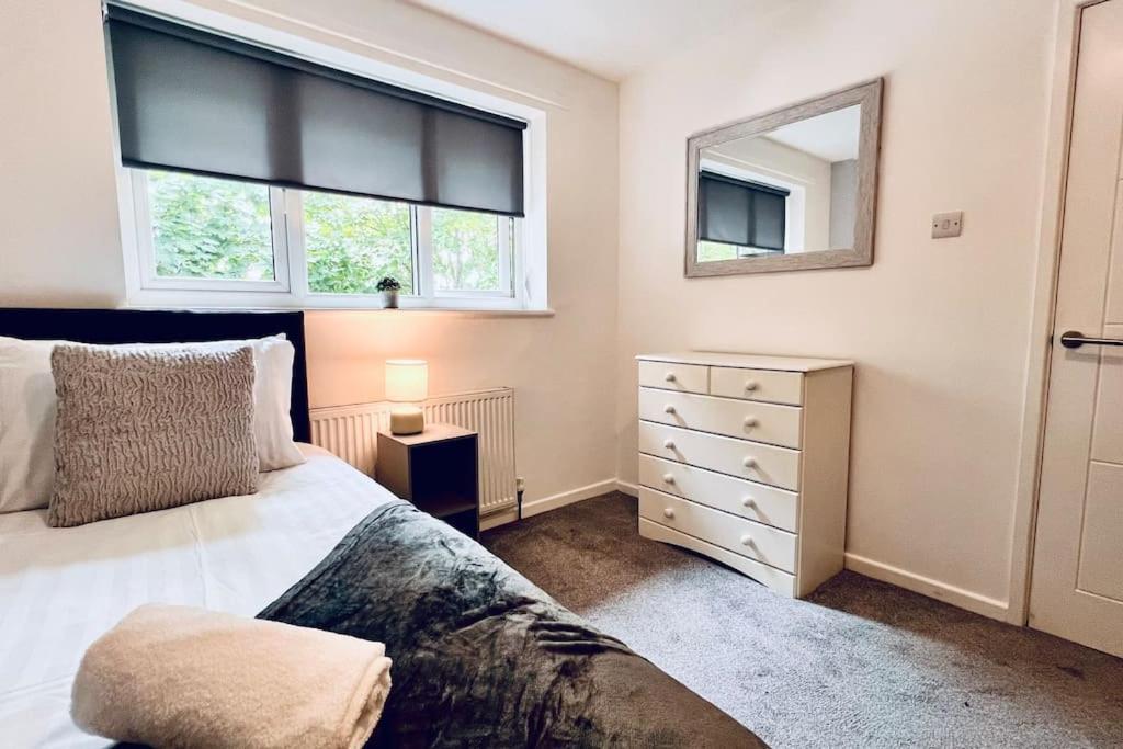 Urban Bliss Stylish Townhouse With Free Parking For A Convenient City Stay Liverpool Esterno foto