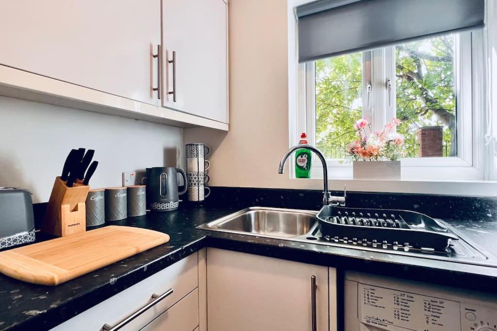Urban Bliss Stylish Townhouse With Free Parking For A Convenient City Stay Liverpool Esterno foto