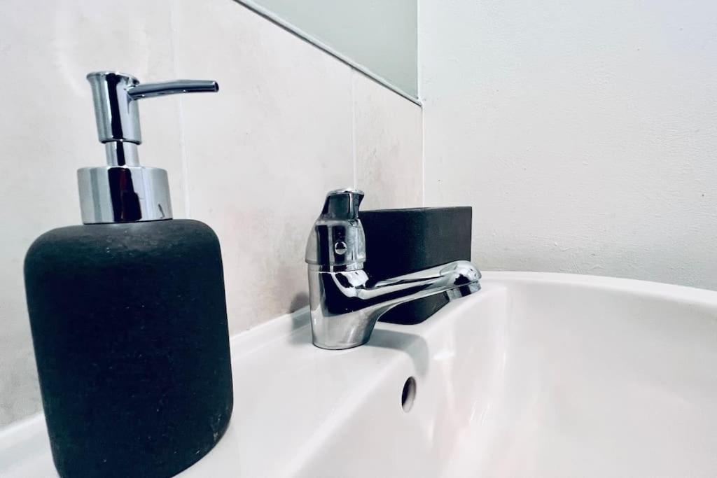 Urban Bliss Stylish Townhouse With Free Parking For A Convenient City Stay Liverpool Esterno foto