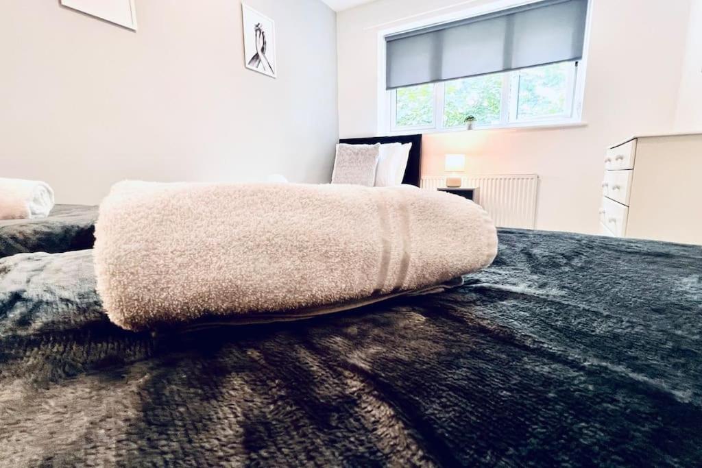 Urban Bliss Stylish Townhouse With Free Parking For A Convenient City Stay Liverpool Esterno foto
