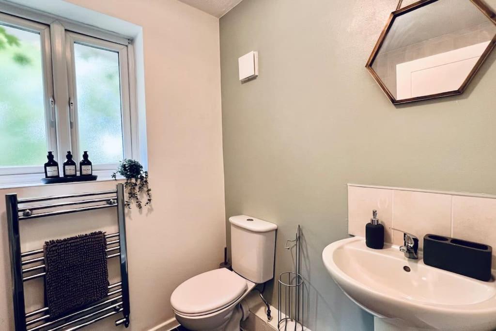 Urban Bliss Stylish Townhouse With Free Parking For A Convenient City Stay Liverpool Esterno foto