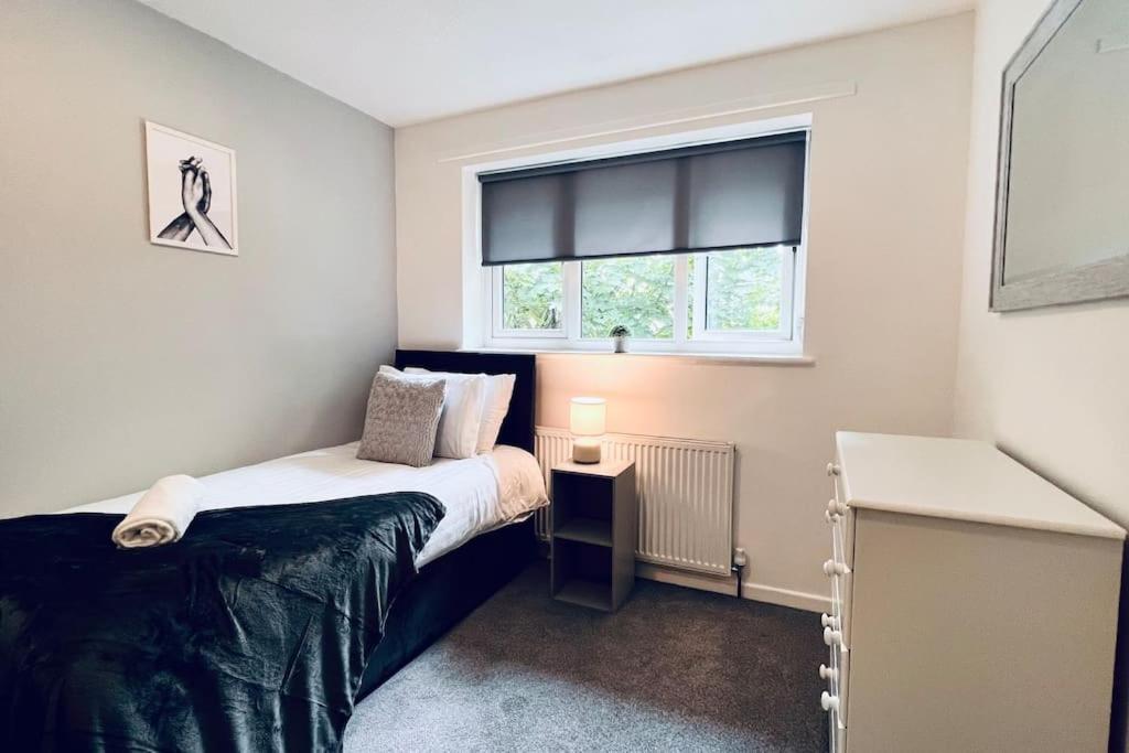 Urban Bliss Stylish Townhouse With Free Parking For A Convenient City Stay Liverpool Esterno foto
